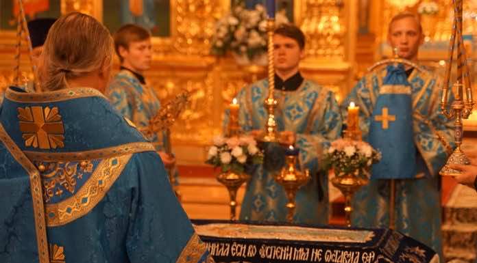 Митрополит Василий совершил Всенощное бдение с Чином погребения Плащаницы Пресвятой Богородицы