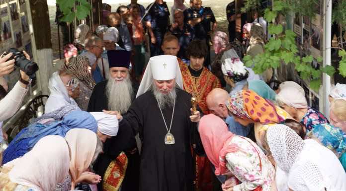 Митрополит Василий совершил Литургию в храме Иоанна Воина на территории Краснодарского летного училища в день 30-летия образования прихода