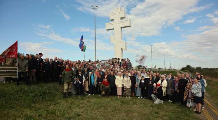 ВИДЕОСЮЖЕТ. Состоялся городской автомобильный Крестных ход «Кресту твоему поклоняемся,Владыко»