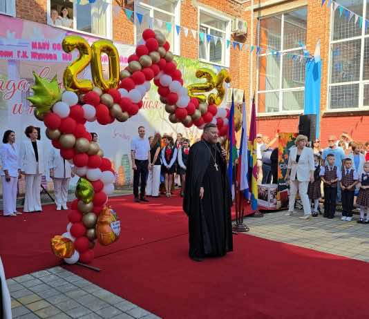 Священнослужители епархии приняли участие в торжественных линейках, посвященных Дню знаний