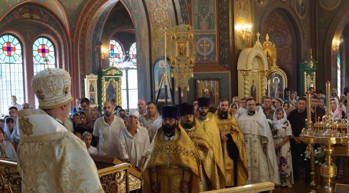 Митрополит Василий совершил Божественную литургию и молебен перед началом учебного года в Свято-Троицком соборе Краснодара