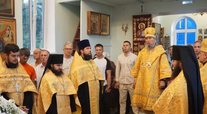 Митрополит Василий совершил Всенощное бдение в храме Рождества Пресвятой Богородицы поселка Северного города Краснодара