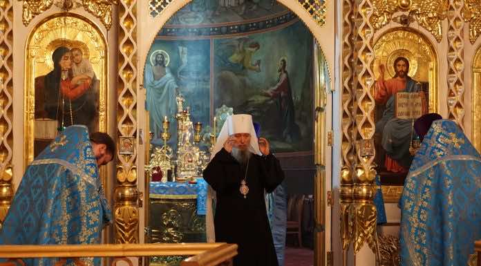 Митрополит Василий совершил Всенощное бдение в Свято-Троицком соборе Краснодара