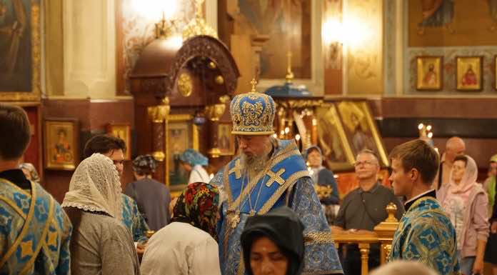 В канун Рождества Пресвятой Богородицы митрополит Василий совершил Всенощное бдение в Свято-Екатерининском соборе Краснодара