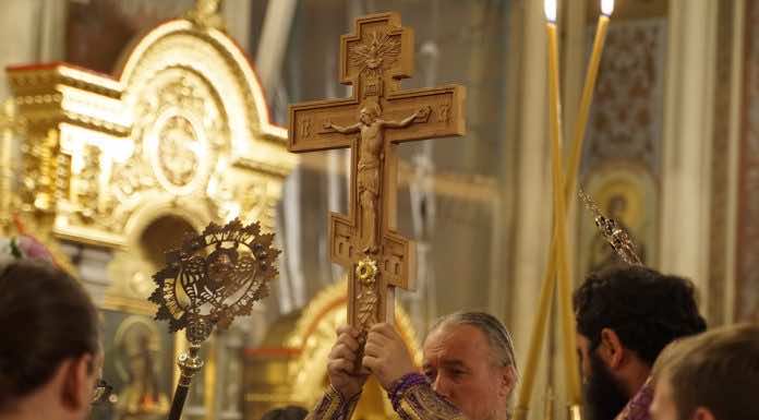 В канун праздника Воздвижения Креста Господня митрополит Василий совершил Всенощное бдение с чином воздвижения Креста в кафедральном соборе Краснодара