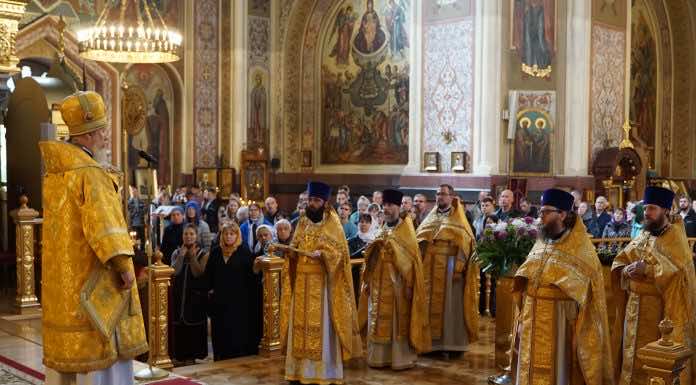 Митрополит Екатеринодарский и Кубанский Василий совершил Божественную литургию в Свято-Екатерининском кафедральном соборе Краснодара