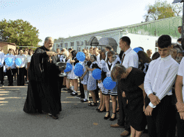 Протоиерей Кирилл Коршунов освятил новый корпус школы