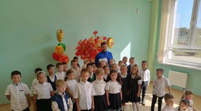 Иерей Давид Кочаров провел уроки для учеников начальной школы