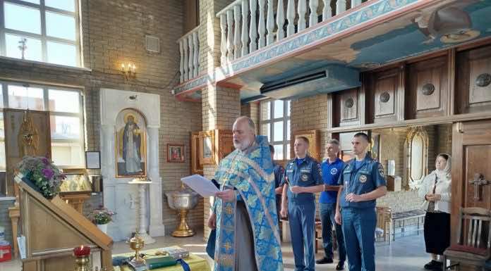 Сотрудники МЧС посетили молебен в храме святителя Спиридона Тримифунтского станицы Северской