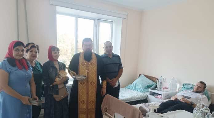 Духовенство и сестры милосердия посетили пациентов Динской центральной районной больницы
