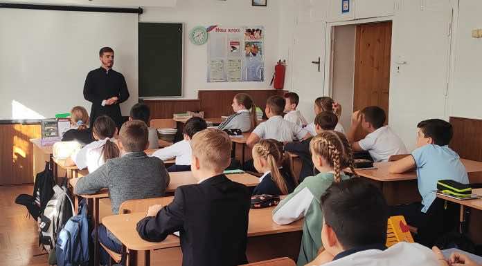 В Горячем Ключе священнослужитель провел патриотический урок для школьников