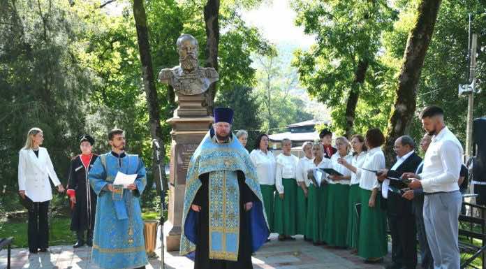 В Горячем Ключе благочинный принял участие в открытии памятника великому князю Михаилу Романову