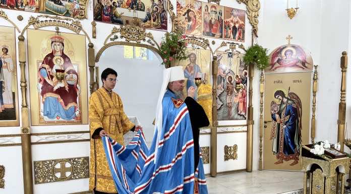 Митрополит Василий совершил Всенощное бдение в храме Царственных Страстотерпцев станицы Саратовской