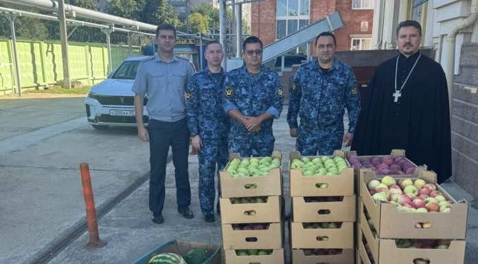Прихожане храма святителя Николая Чудотворца передали посылку в СИЗО