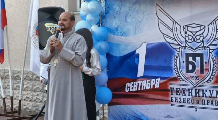 Благочинный и сестры милосердия посетили торжественные линейки в учебных заведениях