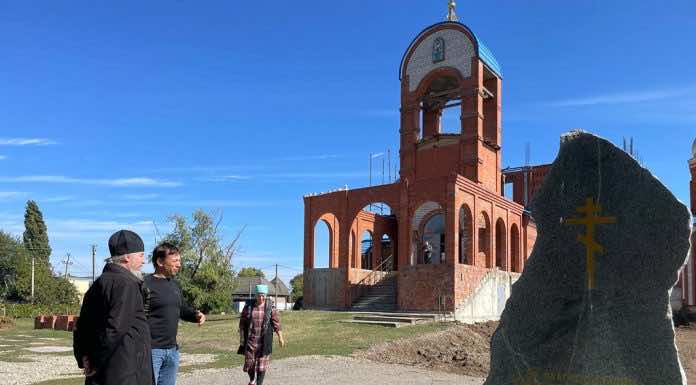 Митрополит Василий посетил с рабочим визитом строящиеся храмы Красноармейского района