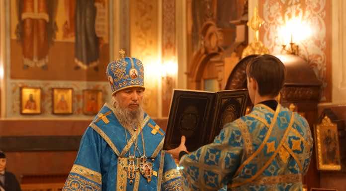 В праздник иконы Божией Матери «Спорительница хлебов» митрополит Василий совершил Божественную литургию в кафедральном соборе