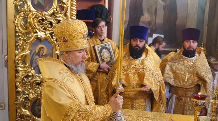 В день памяти апостола Иоанна Богослова и святителя Тихона Патриарха Московского митрополит Василий совершил Божественную литургию в храме иконы Божией Матери «Целительница»