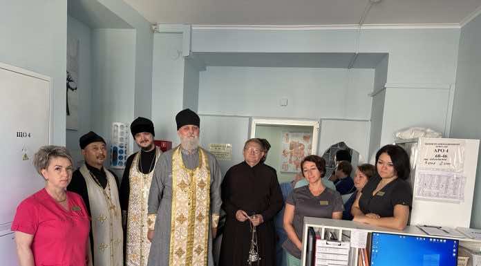 Клирики храма вмч. Пантелеимона освятили абдоминальное отделение Краевой больницы им. Очаповского