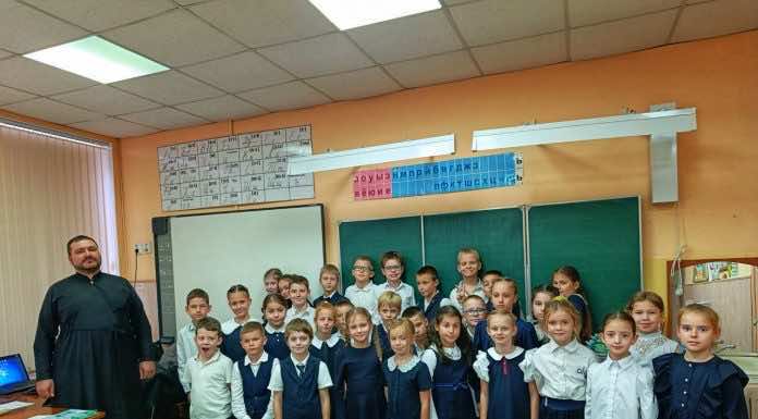 Диакон Евгений Дасов провел встречу с учениками школы № 44 города Краснодара