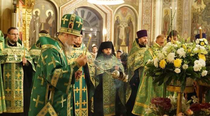 В канун дня памяти преподобного Сергия Радонежского митрополит Василий совершил Всенощное бдение в Свято-Екатерининском соборе Краснодара