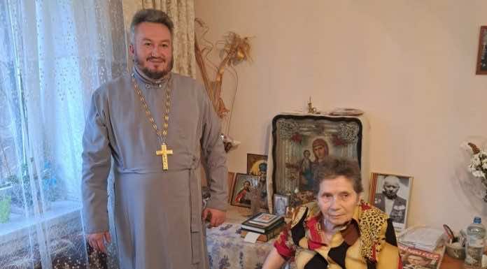 Иерей Виктор Рошко в сопровождении сотрудников социальной службы посетил людей, нуждающихся в духовном попечении