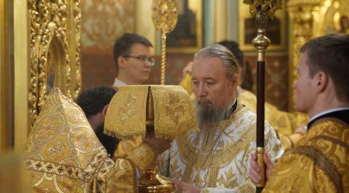 В Неделю 21-ю по Пятидесятнице митрополит Василий совершил Божественную литургию в Свято-Екатерининском кафедральном соборе Краснодара