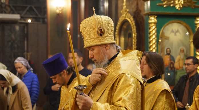 В канун Недели 22-ой по Пятидесятнице митрополит Василий совершил Всенощное бдение в Свято-Троицком соборе