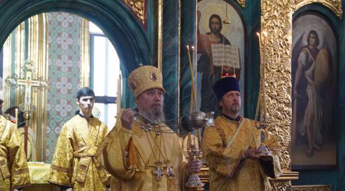 Митрополит Василий совершил Божественную литургию в храме Рождества Пресвятой Богородицы станицы Полтавской