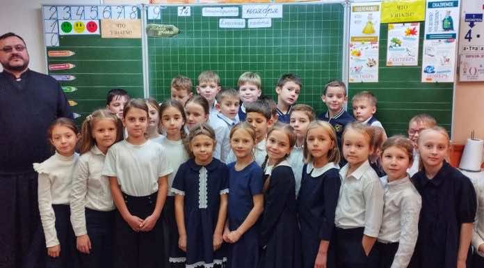 Накануне Всемирного дня памяти жертв ДТП диакон Евгений Дасов провел встречу с учениками гимназии № 44