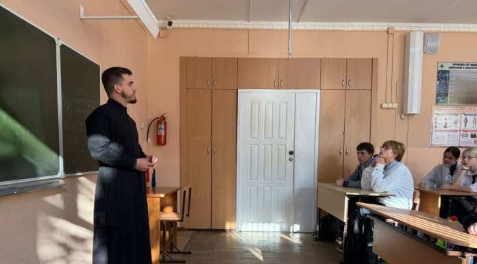 В Горячем Ключе клирик побеседовал со школьниками о Дне народного единства