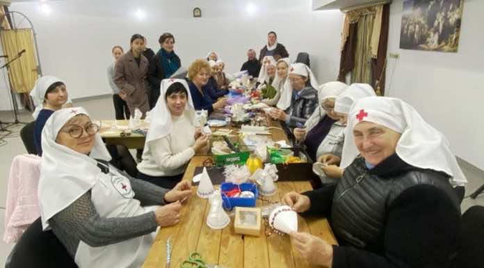 В Троицком храме состоялся мастер-класс по изготовлению елочных игрушек