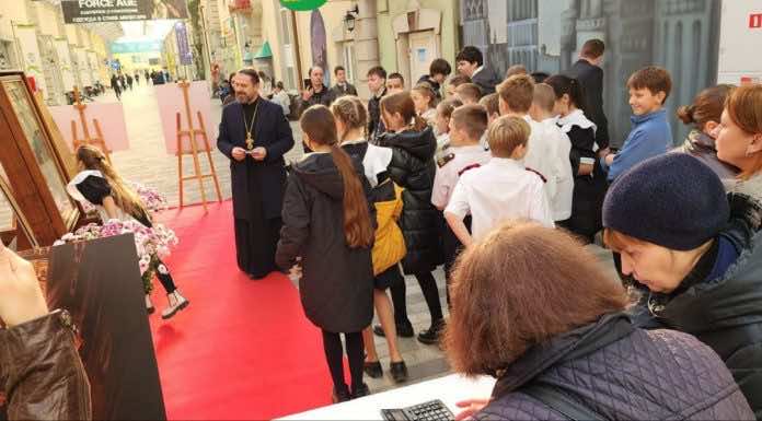 Священнослужители епархии провели встречи в рамках ярмарки «Рождество в Краснодаре»