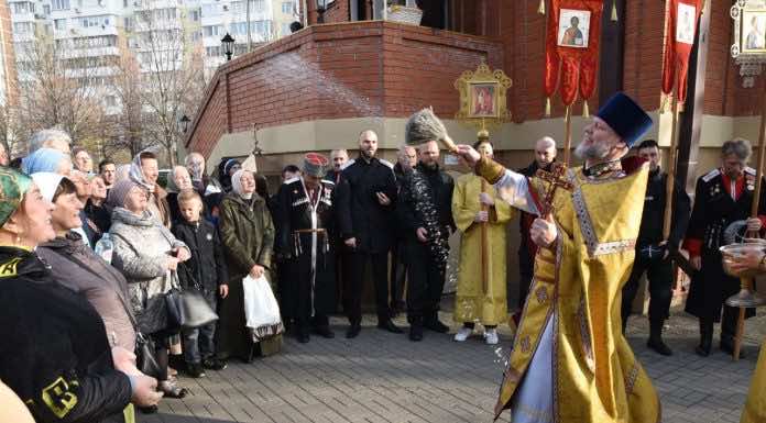 В храме великомученика Димитрия Солунского состоялась Божественная литургия и крестный ход