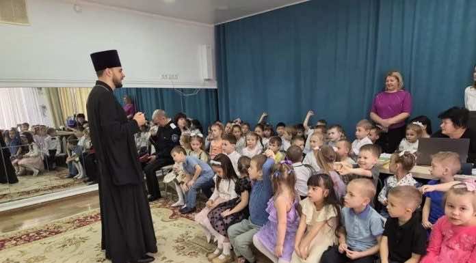 Иерей Владимир Силичев провел встречу с воспитанниками детского сада