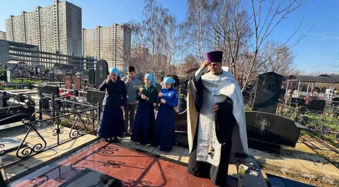 Молодежная организация Георгиевского храма посетила могилу почетного настоятеля храма