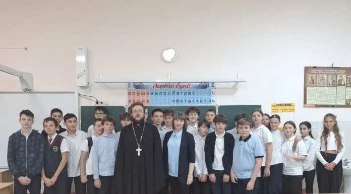 Иерей Андрей Тарасенко провел беседы с учениками школы № 102