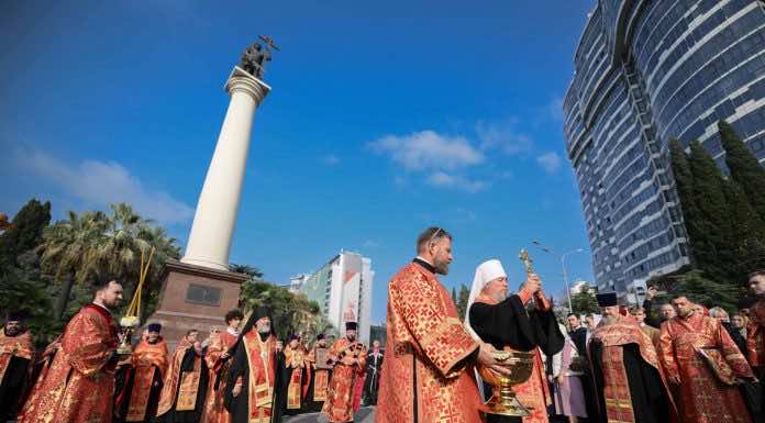Митрополит Екатеринодарский и Кубанский Василий возглавил общеепархиальный Крестный ход в Сочи