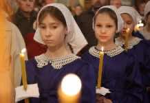 Учащиеся Русской Православной школы помолились за Литургией на Введение во храм Пресвятой Богородицы