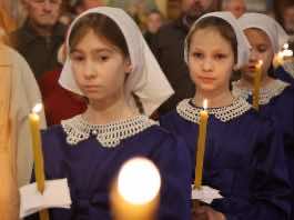 Учащиеся Русской Православной школы помолились за Литургией на Введение во храм Пресвятой Богородицы