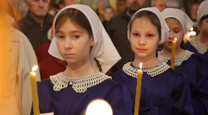 Учащиеся Русской Православной школы помолились за Литургией на Введение во храм Пресвятой Богородицы