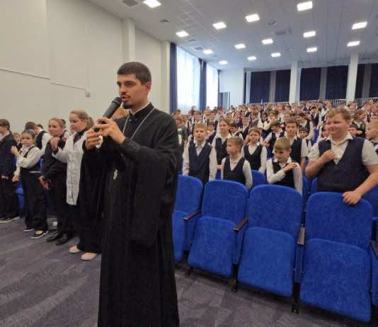 Иерей Иоанн Лапко рассказал школьникам о грядущем празднике Рождества Христова