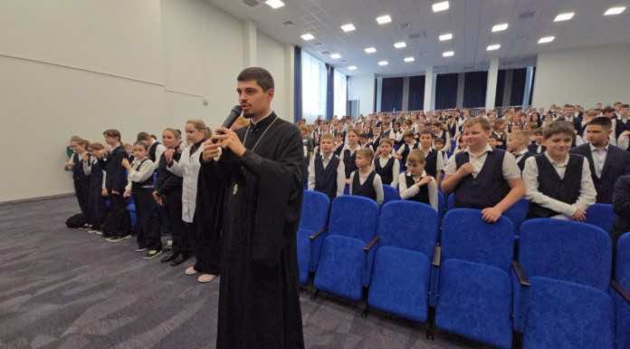 Иерей Иоанн Лапко рассказал школьникам о грядущем празднике Рождества Христова