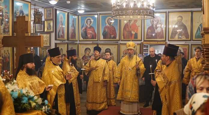 В день памяти святого благоверного князя Александра Невского митрополит Василий совершил Всенощное бдение