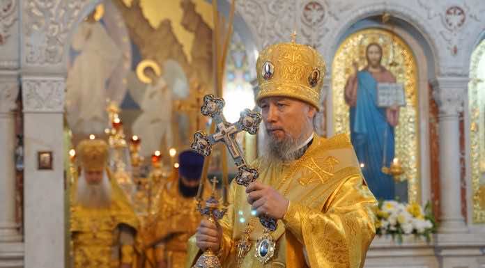 Митрополит Екатеринодарский и Кубанский Василий совершил Божественную литургию в войсковом Александро-Невском соборе