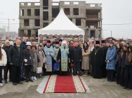 Митрополит Василий совершил освящение места под строительство храма иконы Божией Матери «Знамение» посёлка Новознаменского