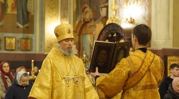 Митрополит Екатеринодарский и Кубанский Василий возглавил Божественную литургию в Свято-Екатерининском кафедральном соборе