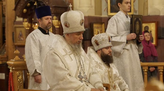 Митрополит Василий в сослужении епископа Игнатия совершил Божественную литургию в Свято-Екатерининском кафедральном соборе