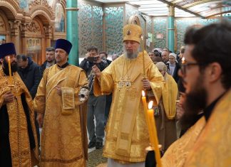 В канун дня памяти святителя Спиридона Тримифунтского митрополит Василий совершил Всенощное бдение в Свято-Троицком соборе