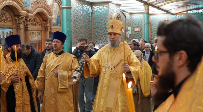 В канун дня памяти святителя Спиридона Тримифунтского митрополит Василий совершил Всенощное бдение в Свято-Троицком соборе